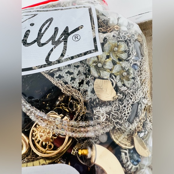 Vintage & Modern Gold & Silver Tone Mixed Metal Scrap/Wearable Jewelry Lot 7.5lb - Picture 12 of 14